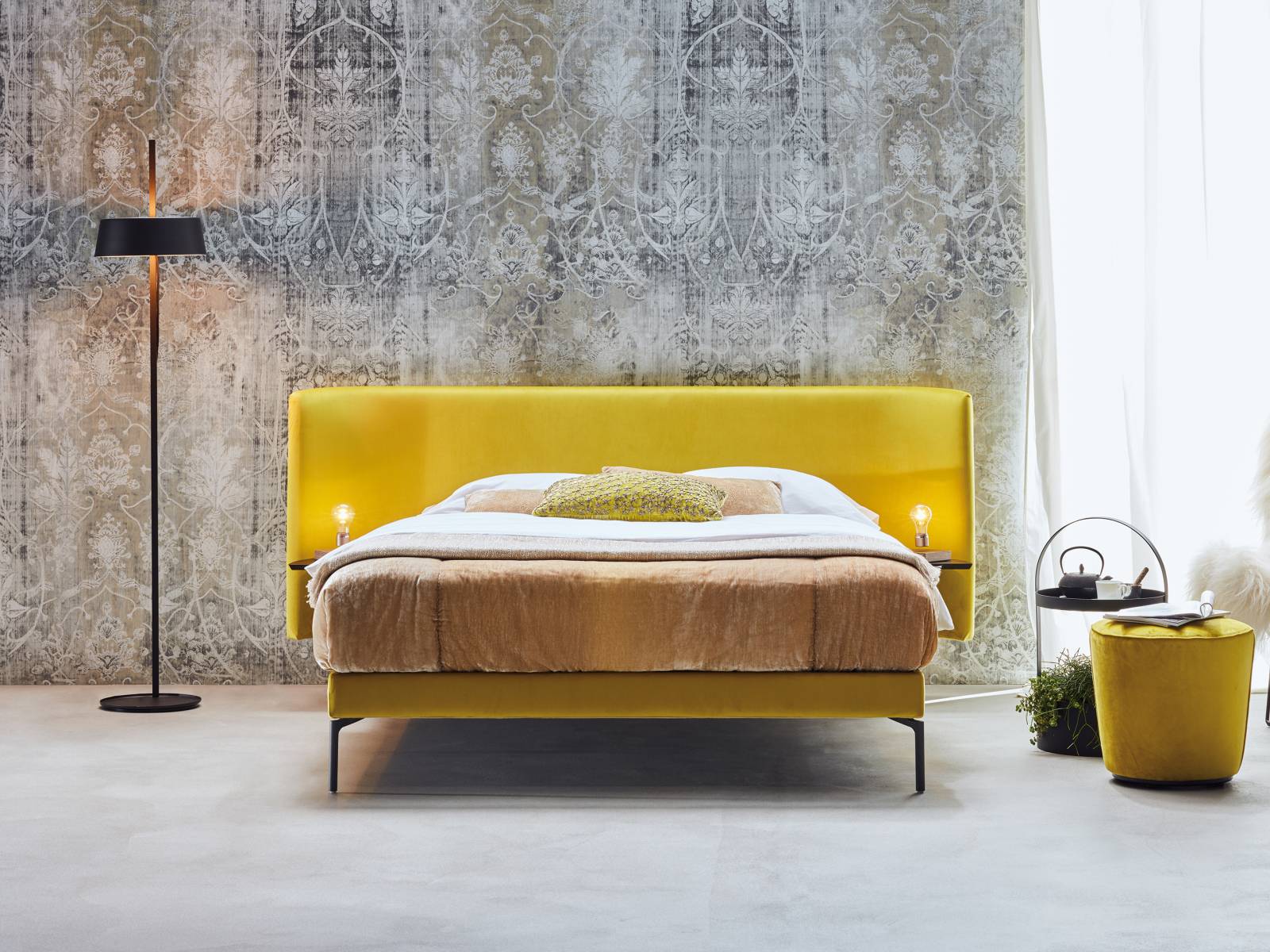 «Brace» ist ein neues Modell innerhalb von «Origins Complete» – einer Kollektion von fixfertig komponierten Polsterbetten, die mit klarem Design überzeugen. Durch die schlanken Füsse wirkt das Bett sehr grazil und steht in einem spannenden Kontrast zum üppigen Kopfteil. Design: Angela Schramm. Schramm.