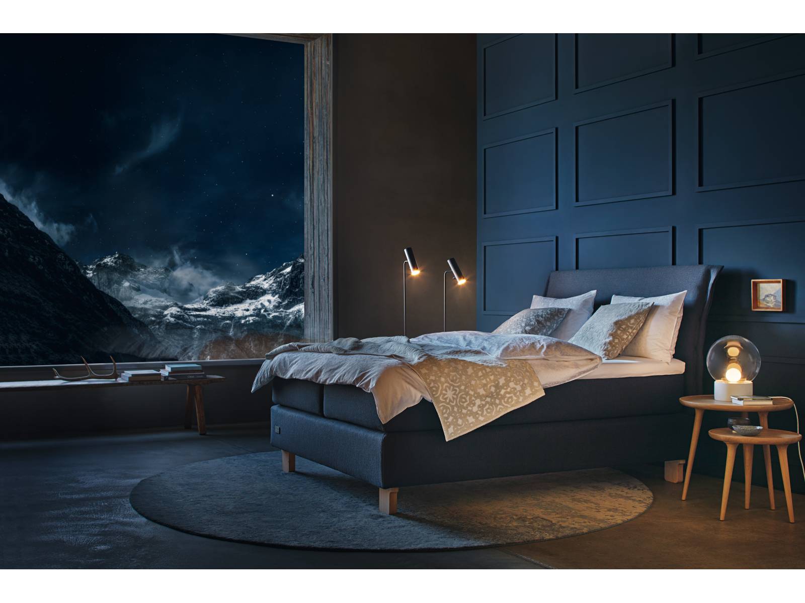 Wer gern etwas länger liegen bleibt und die Zeitung noch im Bett studiert, kann sich bei der Kollektion Simplon vom Schweizer Designer Björn Ischi zwischen zwei unterschiedlichen Headboards entscheiden: Beide laden mit weichen Formen dazu ein, sich entspannt zurückzulehnen. Das Boxspringbett gibt es mit intelligenter Technik, die das Liegeprofil erkennt und die Matratze passend auf den Nutzer einstellt. Bico.
