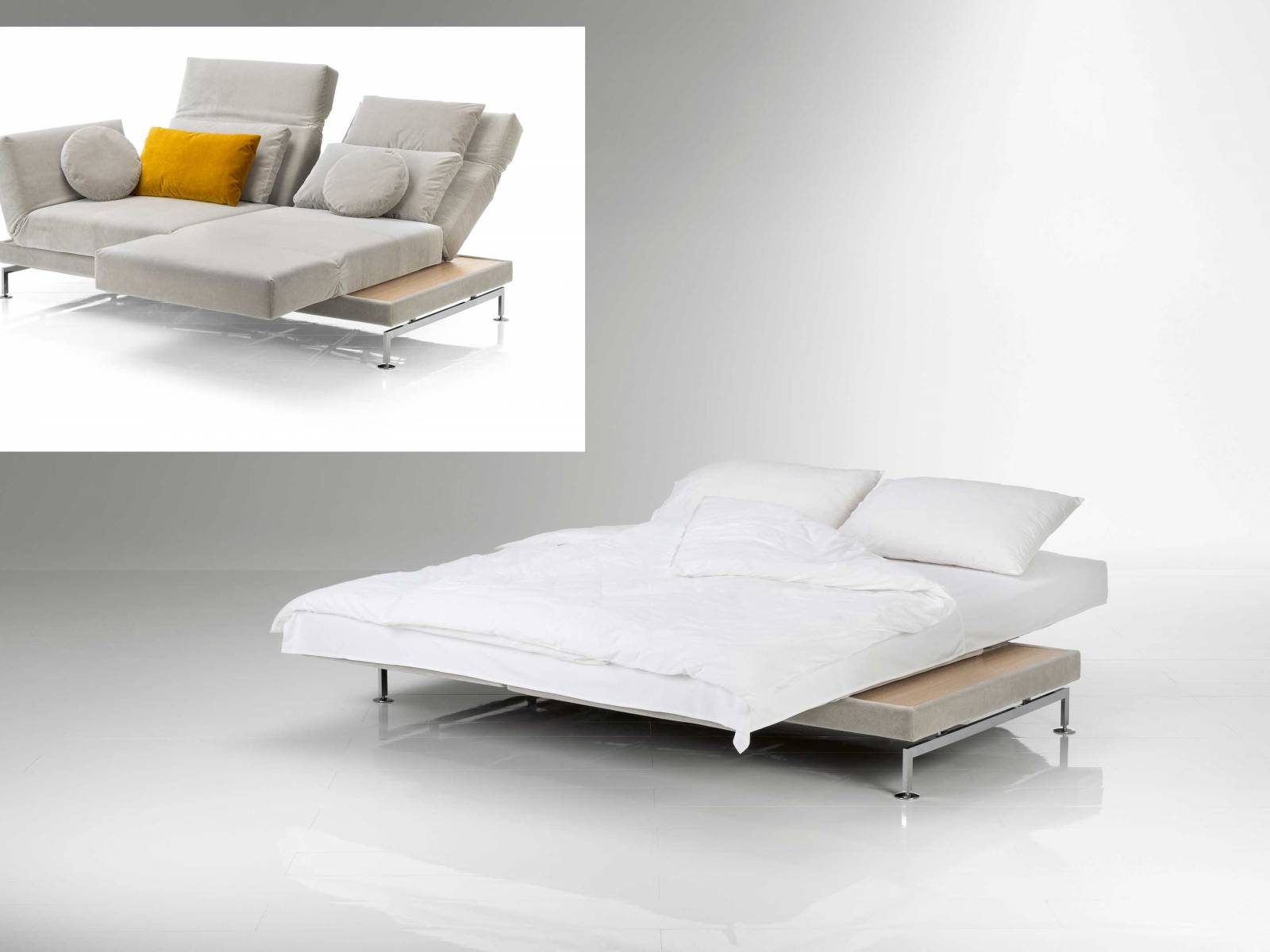 Ein Verwandlungskünstler ist das Sofa «Moule», das sich mit wenigen Handgriffen von einem Sofa zu einer Lounge bzw. Liegefläche verwandeln lässt und so zum Bettsofa mutiert. Der Klassiker wurde in neuen Ausführungen aufgelegt. Design: Roland Meyer-Brühl. BRÜHL.