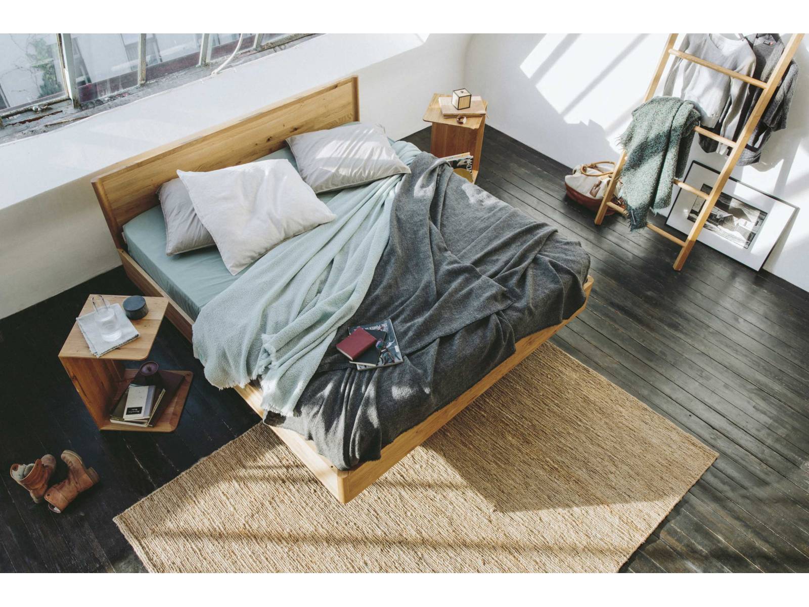 In «Times» schwebt man problemlos in den Schlaf. Denn die raffinierte Konstruktion erweckt den Eindruck, das Bett käme ohne Beine aus. Auf Metall wird dabei vollständig verzichtet, denn für seine Schlafmöbel verwendet der österreichische Hersteller lediglich Steckverbindungen aus Holz. Team7.