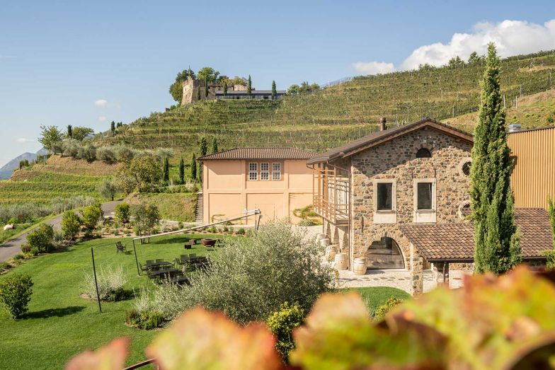 Das Weingut Tenuta Castello di Morcote vereint das mittelalterliche Castello – die letzte erhaltene Festung der Region – mit moderner ­Weinkultur. Hier werden die vier Rebsorten Merlot, Cabernet Franc, Cabernet Sauvignon und Chardonnay kultiviert, die auf dem fruchtbaren vulkanischen Boden bestens gedeihen. Vom zweiten dazugehörigen Weinanbaugebiet Mendrisiotto stammen die Sorten Merlot, Cabernet Sauvignon, Chardonnay und Sauvignon Blanc.