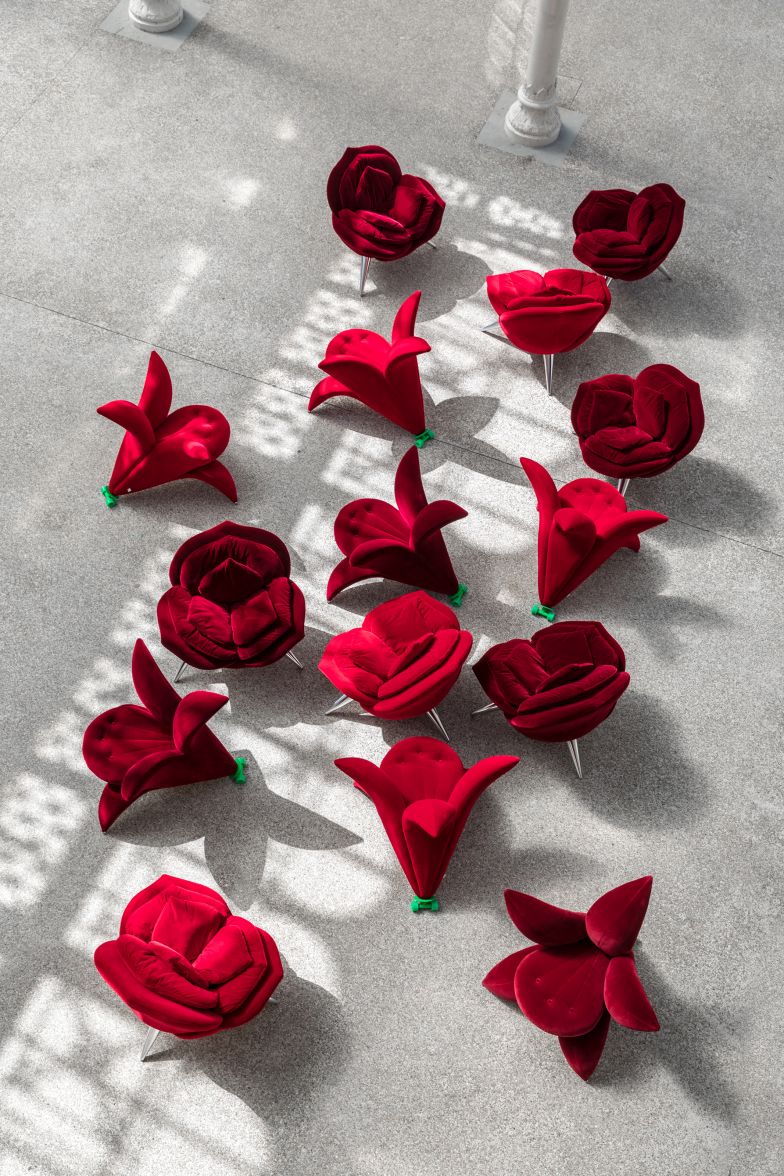 Samtige, blumige Pracht: die Sessel «Getsuen» und «Rose Chair».