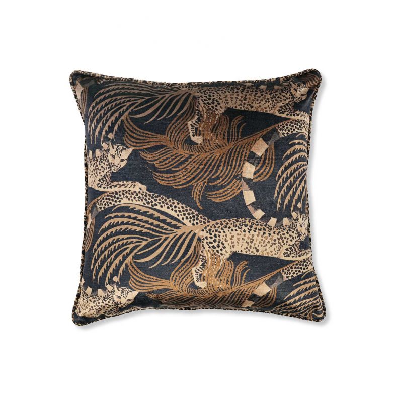 Der seidig weiche Flor des Velvets und die Details des Designs von «Delilah» sorgen für pure Magie: Mystische Leoparden mit Lemurenschwänzen springen über weichen Samt und hinterlassen eine Flut an Federn. ROMO.COM