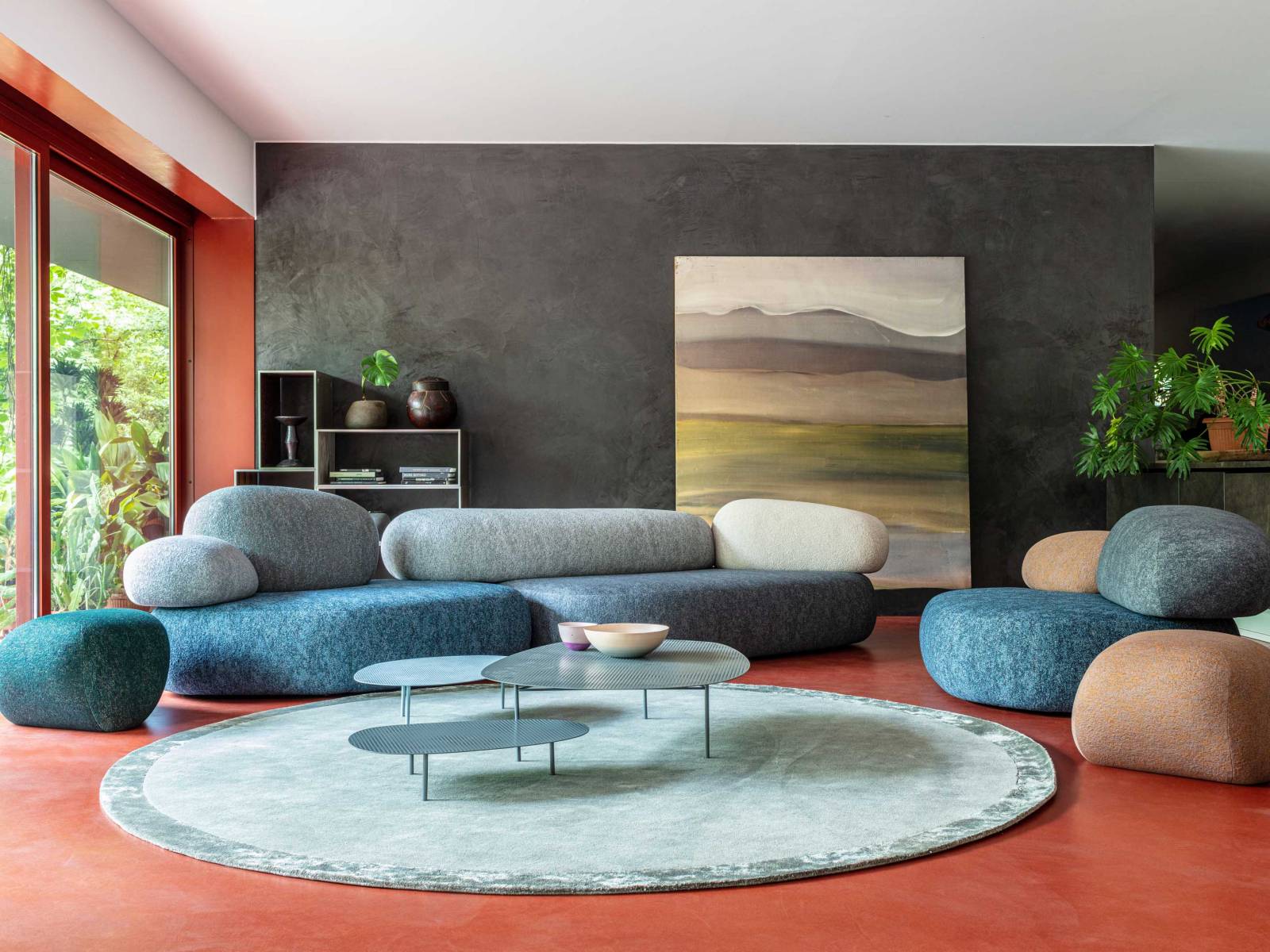 «Pebble Rubble» heisst die neue Polsterkollektion des Designerinnenduos Front, die wirkt, als habe Wasser die Poufs, Sessel und Sofa-Module rundgewaschen. Die Schwedinnen liessen sich von den Felsformationen an den Seen, Flüssen und in den Wäldern ihrer Heimat inspirieren. MOROSO.
