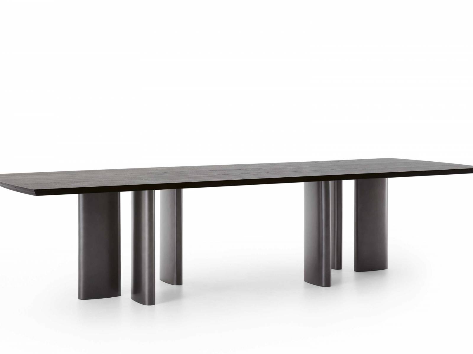 «Adrien» heisst der Tisch des Designers Jean-Marie Massaud, dessen Platte in schwarzer Ulme, Eiche oder Marmor erhältlich ist und mit einer Länge von bis zu 320 cm beeindruckt. POLIFORM.