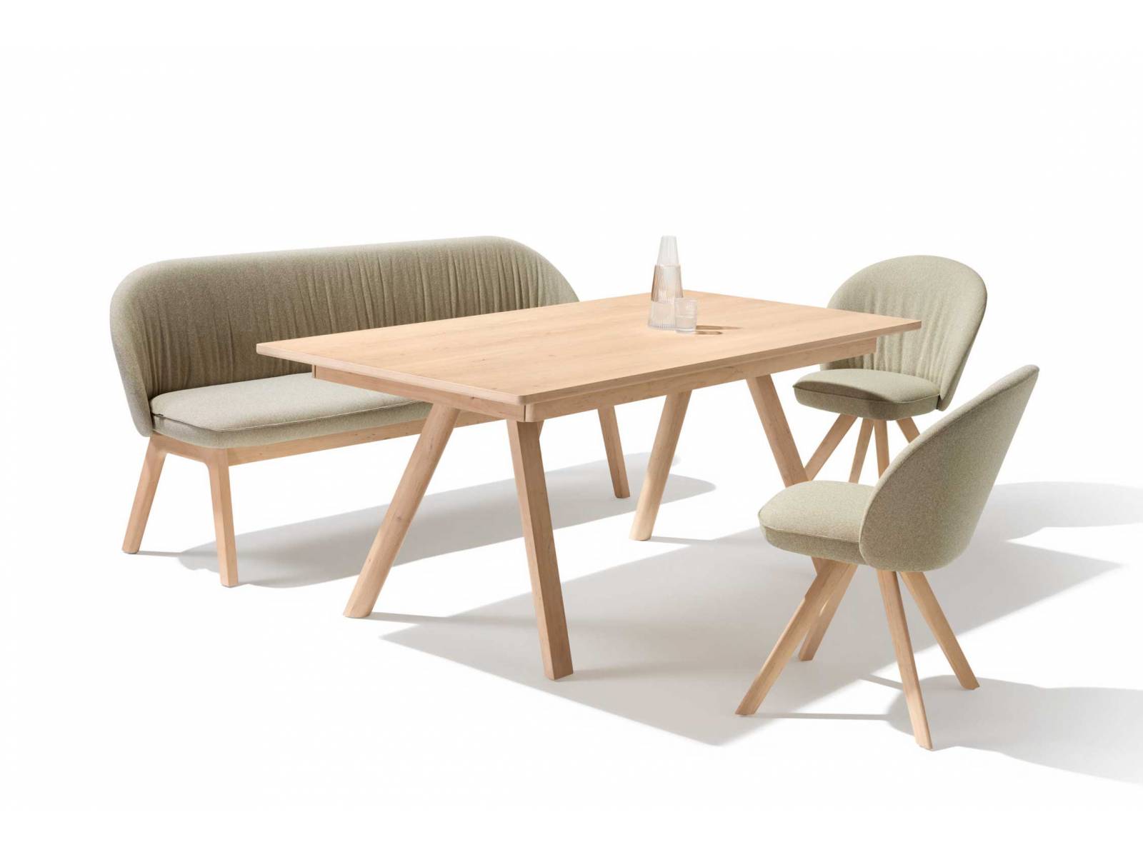 Der Tisch «Taso» von This Weber ist nun auch in einer schmaleren Variante für kleine Wohnräume erhältlich. Wer gerne Gäste empfängt, wählt das ausziehbare Modell, das es neu in der Holzart Erle gibt. Stuhl: «Flor» mit neuem Drehgestell. TEAM7.