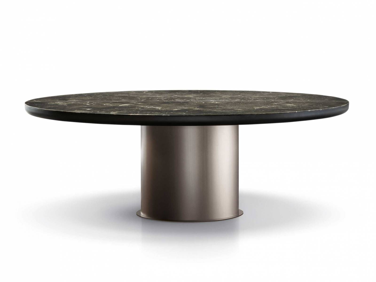 Das gewölbte, linsenförmige Untergestell des Tisches «Brady Dining» nimmt die Marmorplatte wie einen Stein auf, der in ein Schmuckstück gefasst ist. Der zylindrische Sockel ist in Bronze oder Mokka erhältlich. MINOTTI.