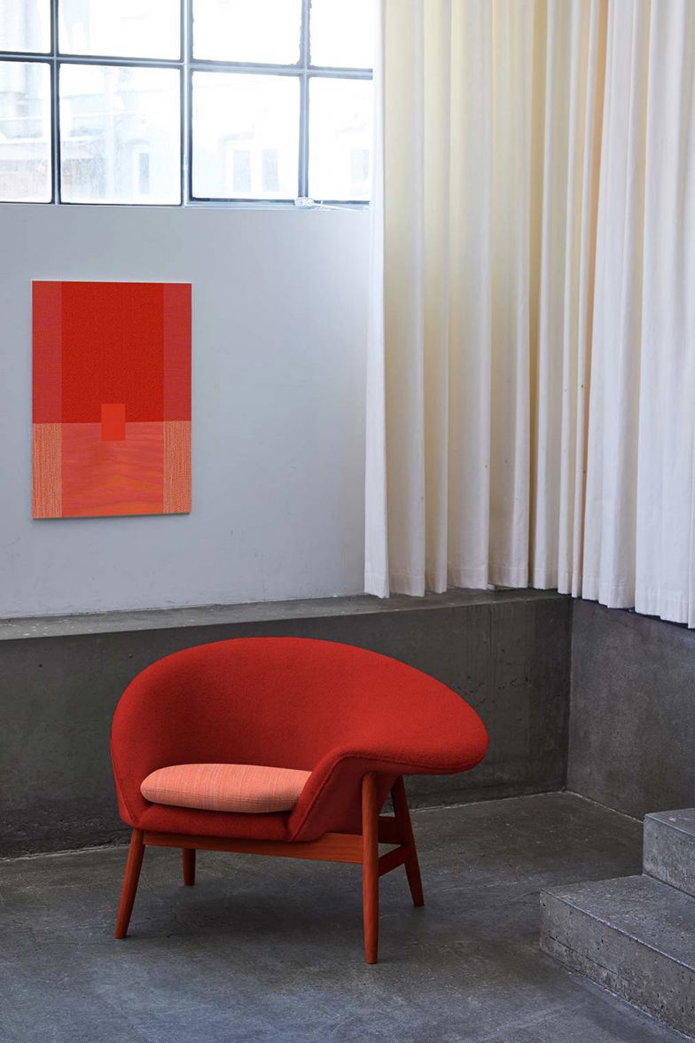 Alfredo Häberli fand das Design des ikonischen «Fried Egg» aus den 1950er-Jahren so zeitgemäss, dass er sich bei seiner Sonder­edition nur auf neue Farben konzentrierte. «Fried Egg Colour» ist nun in verschiedenen Kombinationen erhältlich, die ein sinnliches Zusammenspiel unterschiedlicher Farbtöne und Texturen ergeben. WARMNORDIC.COM