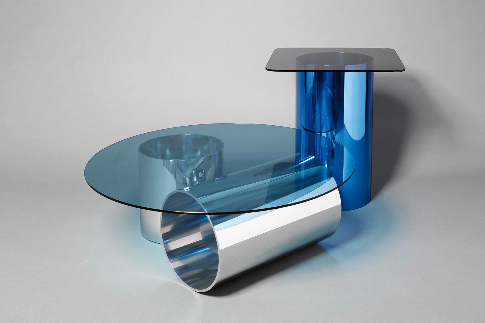 Der Londoner Designer James Stickley hat eine Obsession für Metallrohre und grafische Formen. Er setzt sie wiederholt in seinen Arbeiten ein, zum Beispiel bei den «MMPM Tables», für die er handpoliertes Aluminiumrohr mit einer Platte aus getöntem Glas kombiniert. JAMESSTICKLEY.CO.UK