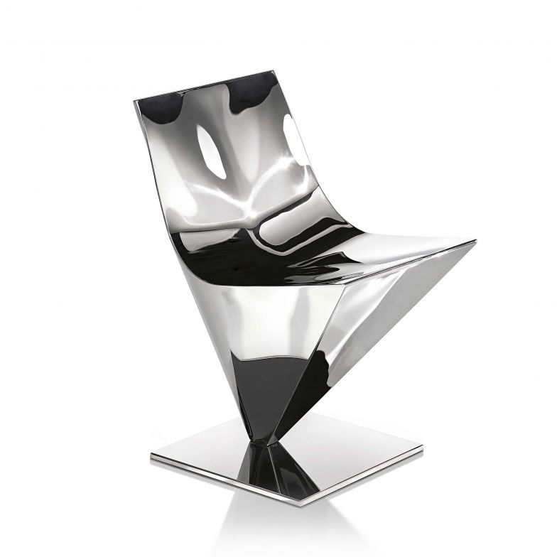 Zum 30. Geburtstag feierte sich das Unternehmen mit der Kollektion «Principle of Lightness». Sie umfasst vier Kultobjekte der Marke in handpoliertem Stahl oder Aluminium, darunter die Stuhlikone «Lofty» von Piergiorgio Cazzaniga.  MDFITALIA.IT