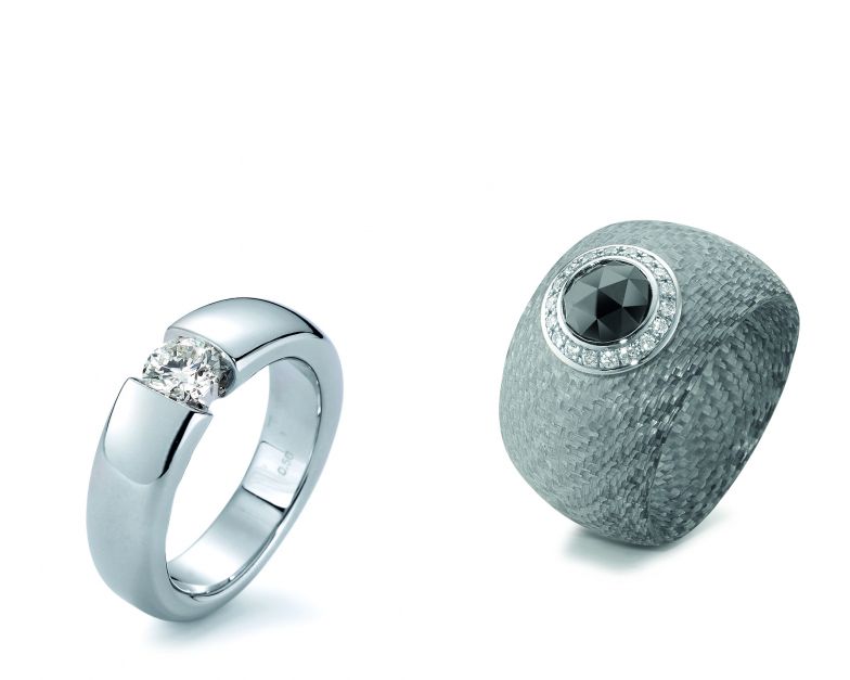Carbon und Platin mit schwarzem Diamant oder doch Weissgold mit funkelnd geschliffenem, hellem Stein? Ein Ring unter dem Christbaum zählt zu den Klassikern und erfüllt den Wunsch nach echter Liebe. Rhomberg.
