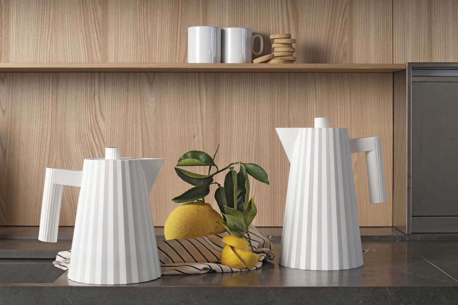 Falls die Strategie abwarten und Tee trinken heisst. Wasserkocher «Plissé» von Michele de Lucchi, ALESSI.COM