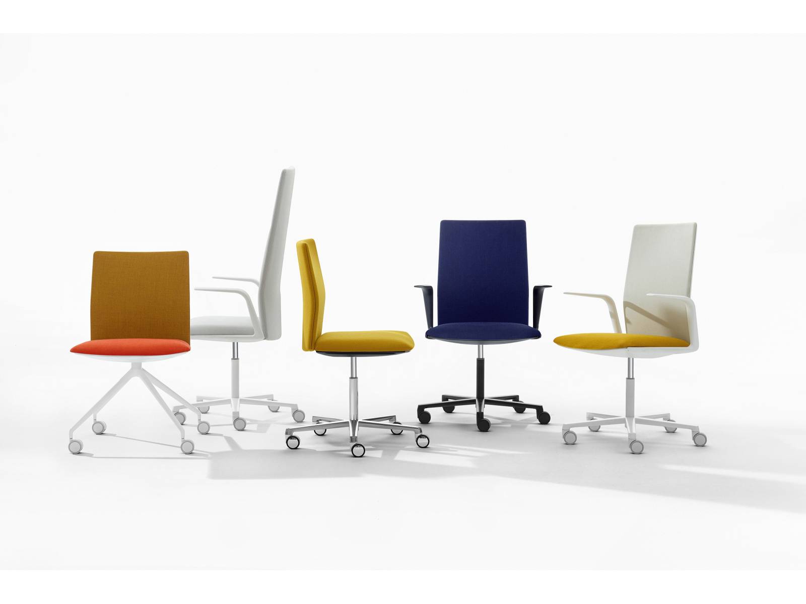 Bürostuhl ist nicht gleich Bürostuhl. «Kinesit» lässt sich so zusammenstellen, wie man ihn sich wünscht oder braucht: mit extra hoher Rückenlehne, Armstützen und unterschiedlichen Bezügen. Design: Lievore Altherr Molina. Arper.