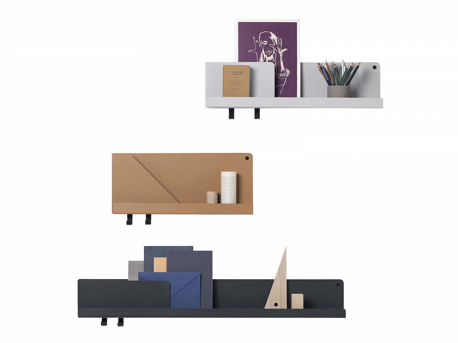 Funktional und zeitgemäss: Auf den ersten Blick wirken die Wandregale wie gefaltetes Papier, was ihnen zu dem Namen «Folded Shelves» verhalf. Sie werden mit zwei Haken und zwei Schrauben an der Wand befestigt und können mit hübschen Schreibutensilien, Fotos und kleinen Accessoires bestückt werden. Muuto.