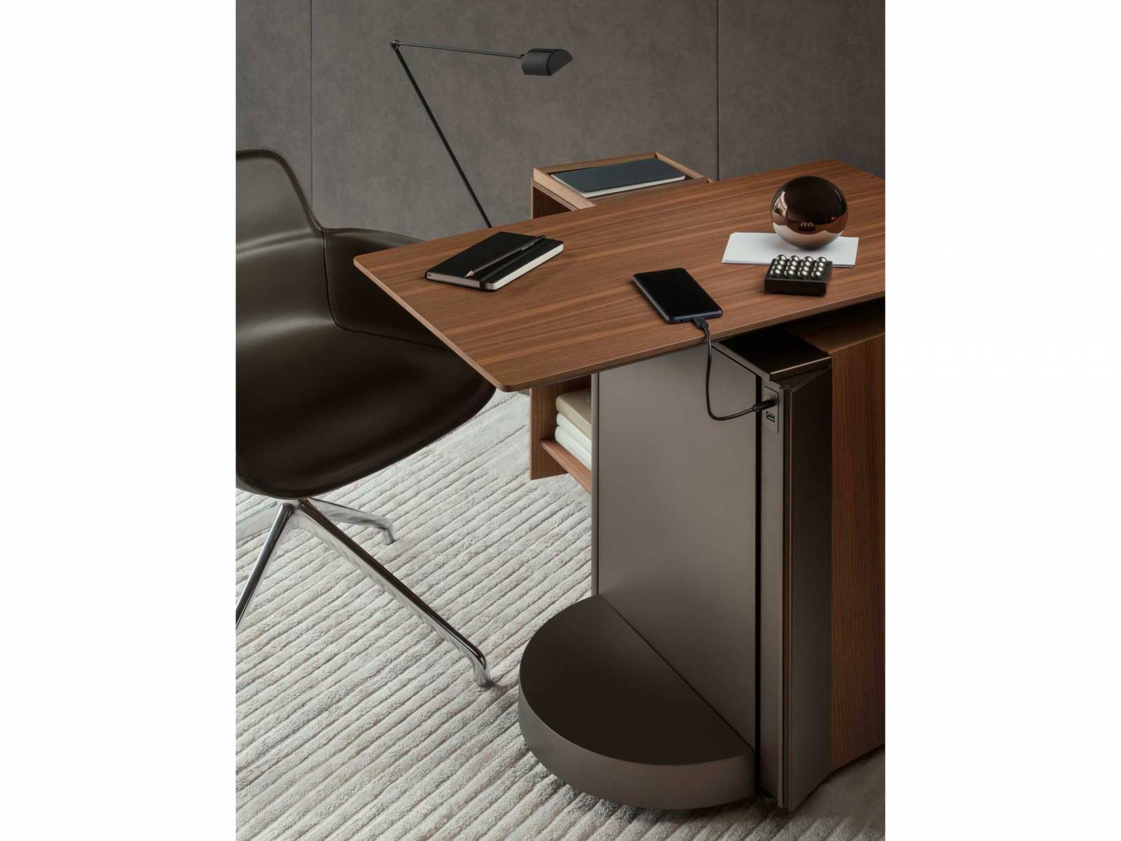 Die mobile Workstation «Touch Down Unit» eignet sich fürs Grossraumbüro wie auch für das Homeoffice. Für Letzteres präsentiert sich die höhenverstellbare Arbeitsstation in einer Kombination aus Canaletto Walnuss und Leder, die den warmen und wohnlichen Charakter unterstreicht. Weitere Merkmale sind eine kompakte Form mit rechteckiger Arbeitsplatte sowie einer Stauraumbasis mit technischen Features. Design: Studio Klass. UNIFOR.