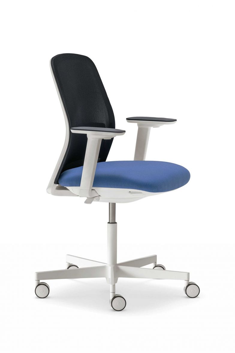 Ergonomie und Wohlbefinden am Arbeitsplatz waren die beiden zielführenden Kriterien für das Jorge Pensi Design Studio, als sie «Polar» entwarfen. Der Schreibtischstuhl passt sich flexibel an die jeweilige Körperhaltung an, unterstützt einen gesunden Sitz und ist individuell anpassbar. PEDRALI.IT