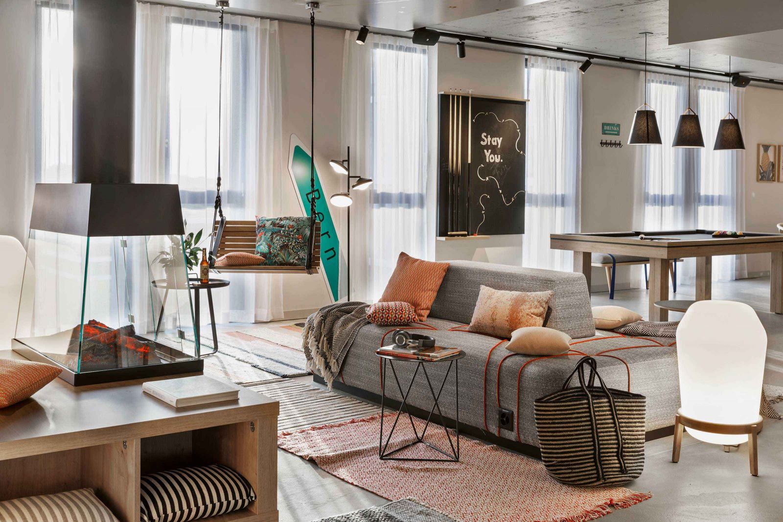 Ankommen, hinsetzen oder sich sogleich in Freizeitlaune schaukeln. Der sogenannte Backyard ist Begegnungszone, Spielbereich und Rückzugsort in einem; urban eingerichtet und mit vielen Kleinmöbeln, Accessoires und witzigen Details ausgestattet.