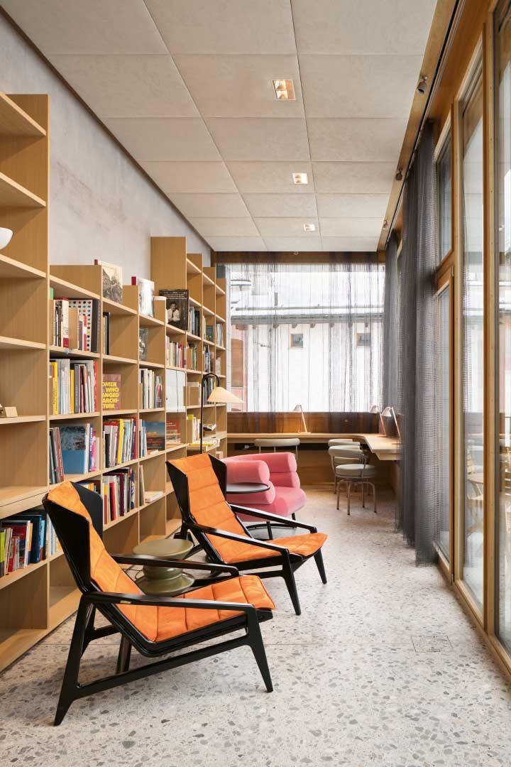 Die sorgfältig kuratierte Bibliothek umfasst rund 900 Bücher zu allen Facetten des Engadins. Es ist ein Ort zum Stöbern, Lesen, Arbeiten. Hier werden auch organisierte Lesungen und Feierabendgespräche stattfinden.