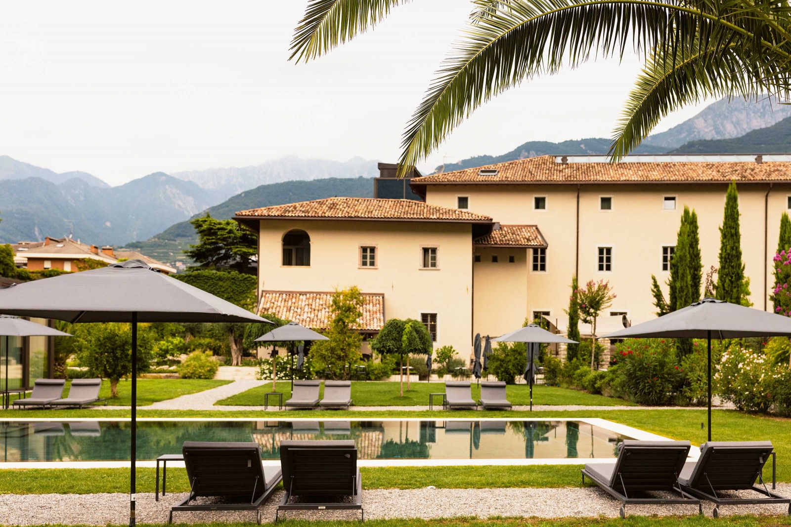 Der erste Blick, wenn man durch das Tor fährt, fällt auf das Hotel im Südflügel des Klosters und den «Garten Eden». Links des Gebäudekomplexes befinden sich die Bar sowie die Hotelterrasse, auf der man in den warmen Jahreszeiten frühstücken und essen kann.