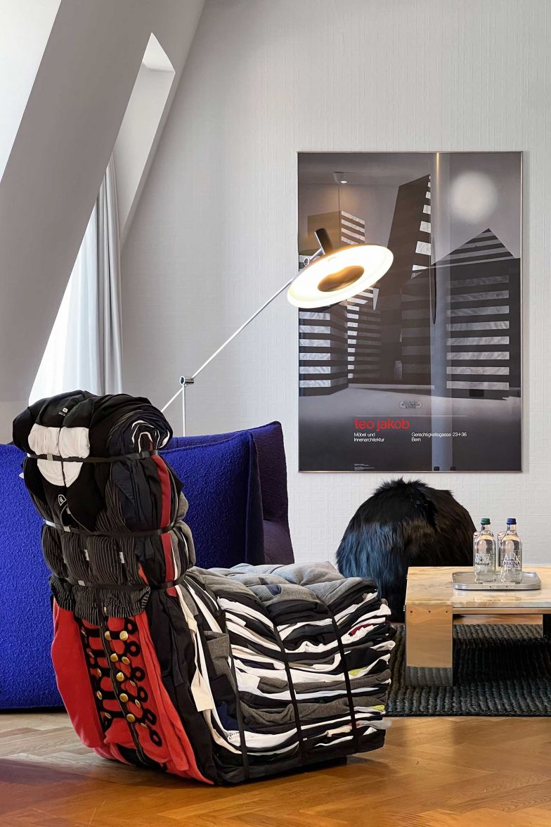 Der Sessel «Rag Chair» ist ein Unikat des niederländischen Designers Tejo Remy für das Gästezimmer des Hotels. Das Sitzmöbel besteht aus 60 Kilogramm Uniformteilen von Mitarbeitenden der Bürgenstock Collection und ist damit auch eine Hommage an die verschiedenen Berufe in den verschiedenen Abteilungen des Hotels.