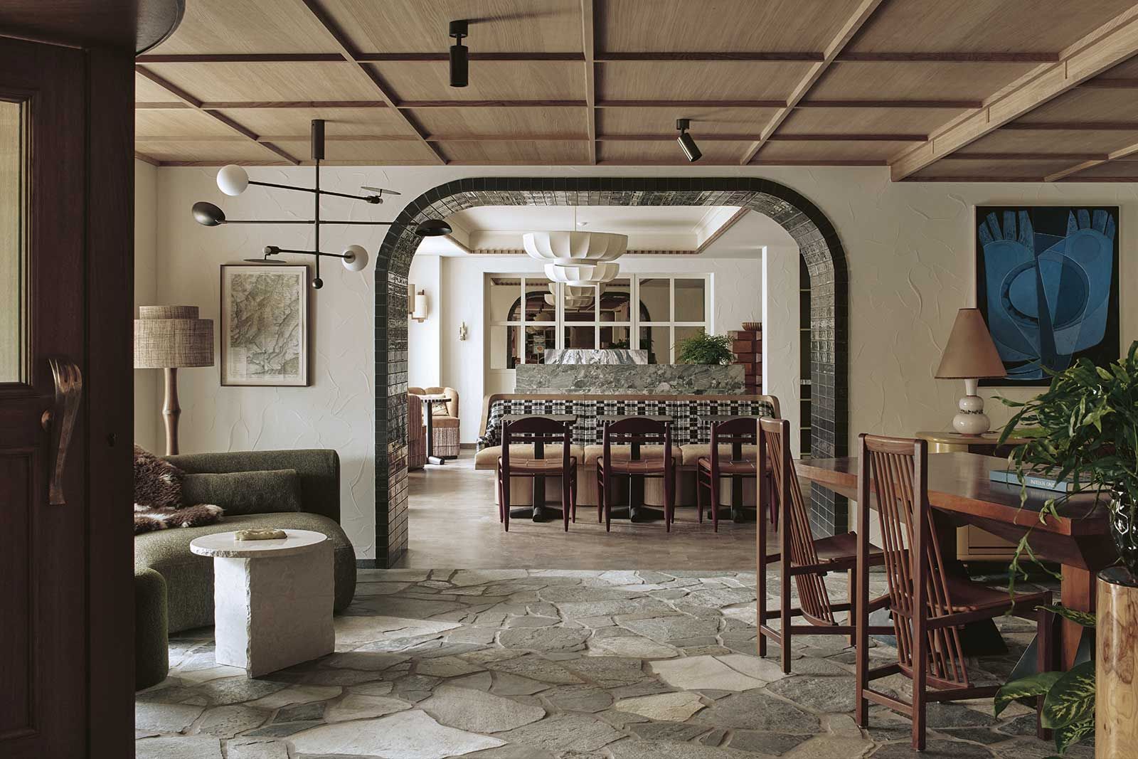 Wer weiss – vielleicht trifft man ja beim Aperitif an der Bar auf den einen oder anderen Promi, der sich hier versteckt. Denn das Hotel hat das Zeug dazu, ein neuer Hotspot der Alpen zu werden.