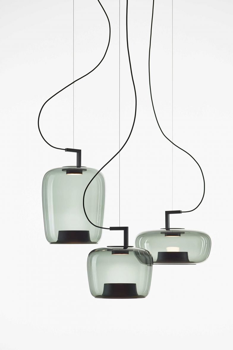 «Double» heisst die neue Pendelleuchten-Kollektion und ist ein Entwurf von LCM Marin Interior Design Studio. Durch den spannenden Kontrast von mundgeblasenem Glas und Aluminium erzeugt die Leuchte ein attraktives Licht- und Schattenspiel. Sie ist in drei verschiedenen Formen und fünf Farben erhältlich, darunter auch dunkles Glas. BROKIS.