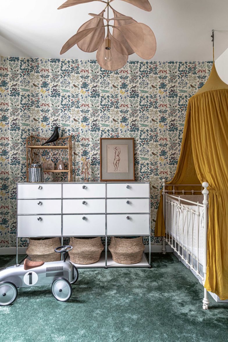 Das Schlafzimmer der Kinder ist mit einer altmodischen Trustworth-Tapete geschmückt, die zu dem weichen, blauen Teppich passt. Die Leuchte hat Saman-tha bei Georges Store gefunden.
