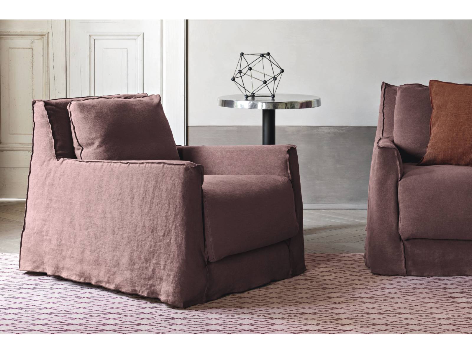 Das zentrale Thema der Indoor-Kollektion von Designerin Paola  Navone ist die Schönheit der Einfachheit und des Komforts. Zur Loll-Familie gehören einladende Sessel und Sofas, deren unverkennbare, kantige Form von den Konturen betont wird, die aufgrund der charakteristischen, aussenliegenden Nähte entstehen. Gervasoni.