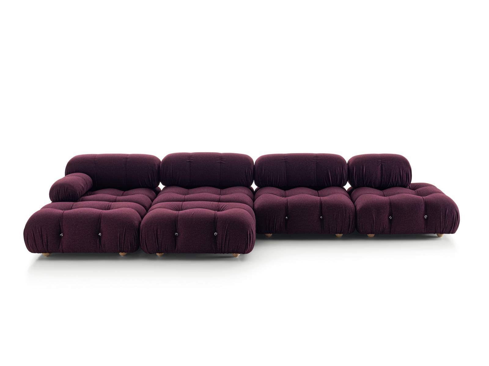1970 erstmals der Öffentlichkeit präsentiert, hat «Camaleonda» mittlerweile fünf Jahrzehnte Designgeschichte als wahre Ikone durchlaufen. Das modulare Sofa mit seiner aussergewöhnlichen Form wurde von Mario Bellini entworfen und ist heute besonders bei DesignliebhaberInnen, AntiquitätenhändlerInnen und InnenarchitektInnen anzutreffen. B&B Italia.