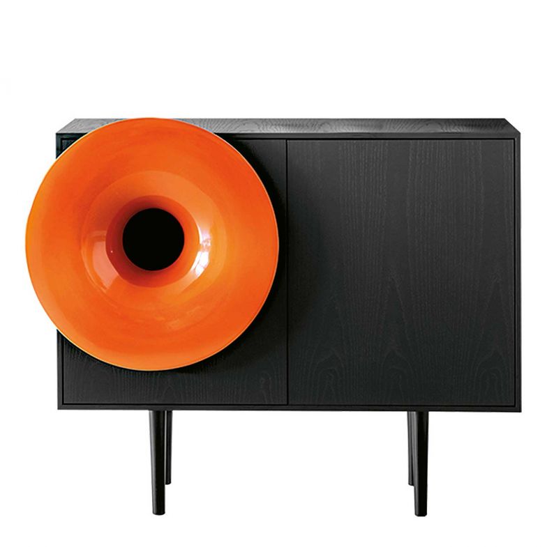 Caruso» sorgt gleichermassen für visuelle und akustische Faszination, denn die keramische Trompete in diesem stylischen Sideboard dient als Lautsprecher, der über Bluetooth 4.0 eine erstklassige Klangqualität liefert. Design: Paolo Cappello.  miniforms.com