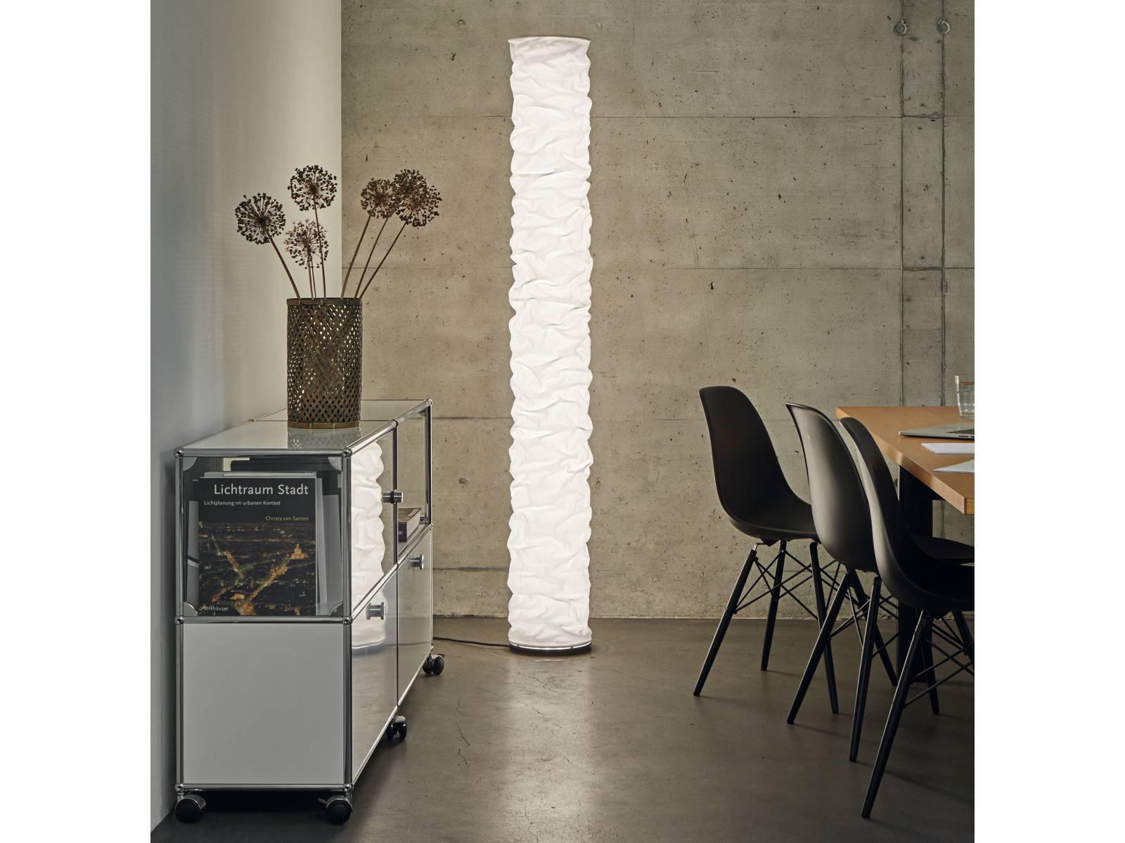 Als erste Stehleuchte der Kollektion Ligalicht sorgt «Ella» für eine ganz besondere Stimmung im Raum: Das angenehme LED-Licht bringt die weichen Strukturen des in Handarbeit gefertigten Lampenschirms optimal zur Geltung und inszeniert durch die sichtbare Sanftheit das Wort Ella, was Güte bedeutet. Ligalicht.