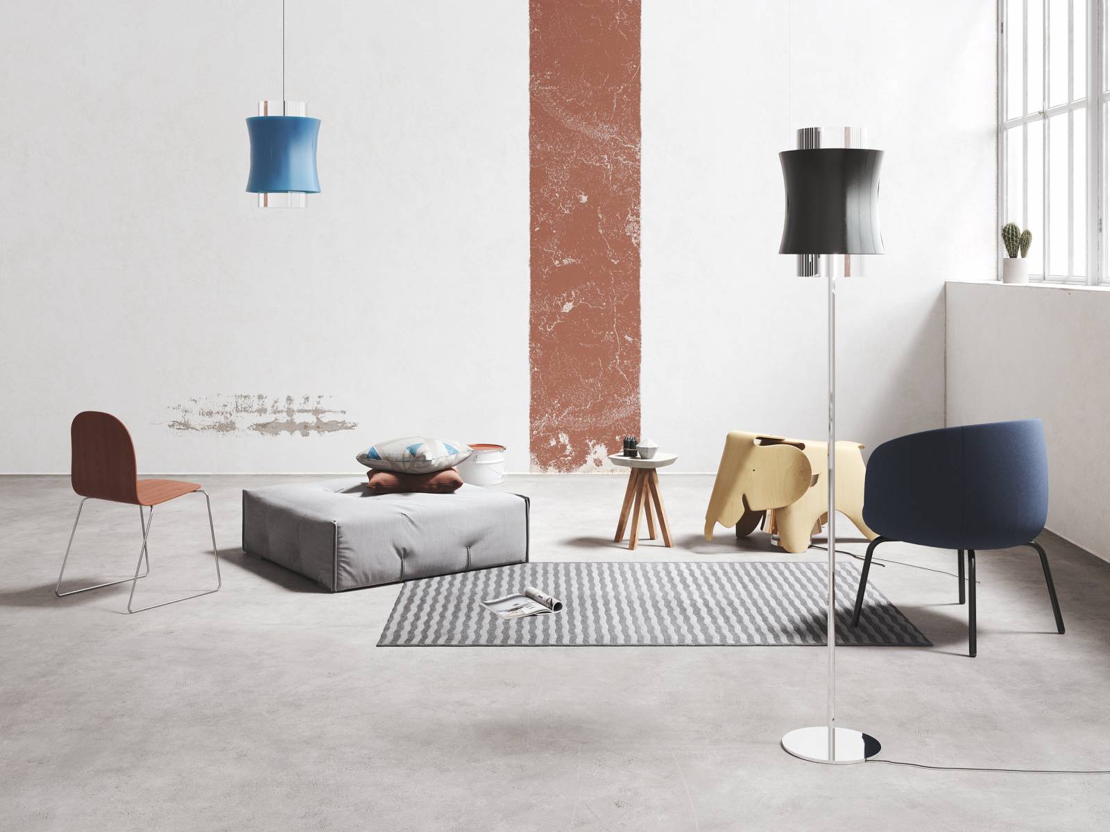 Die geschwungenen Linien der zwei Zylinder von «Fez» strahlen Eleganz aus. Die Leuchten des Designers Marco Alessi gibt es als Hänge-, Tisch- oder Bodenlechte und werden in verschiedenen Materialien und Oberflächen angeboten, die der Interpretation der Innenräume freien Raum lassen. Prandina.