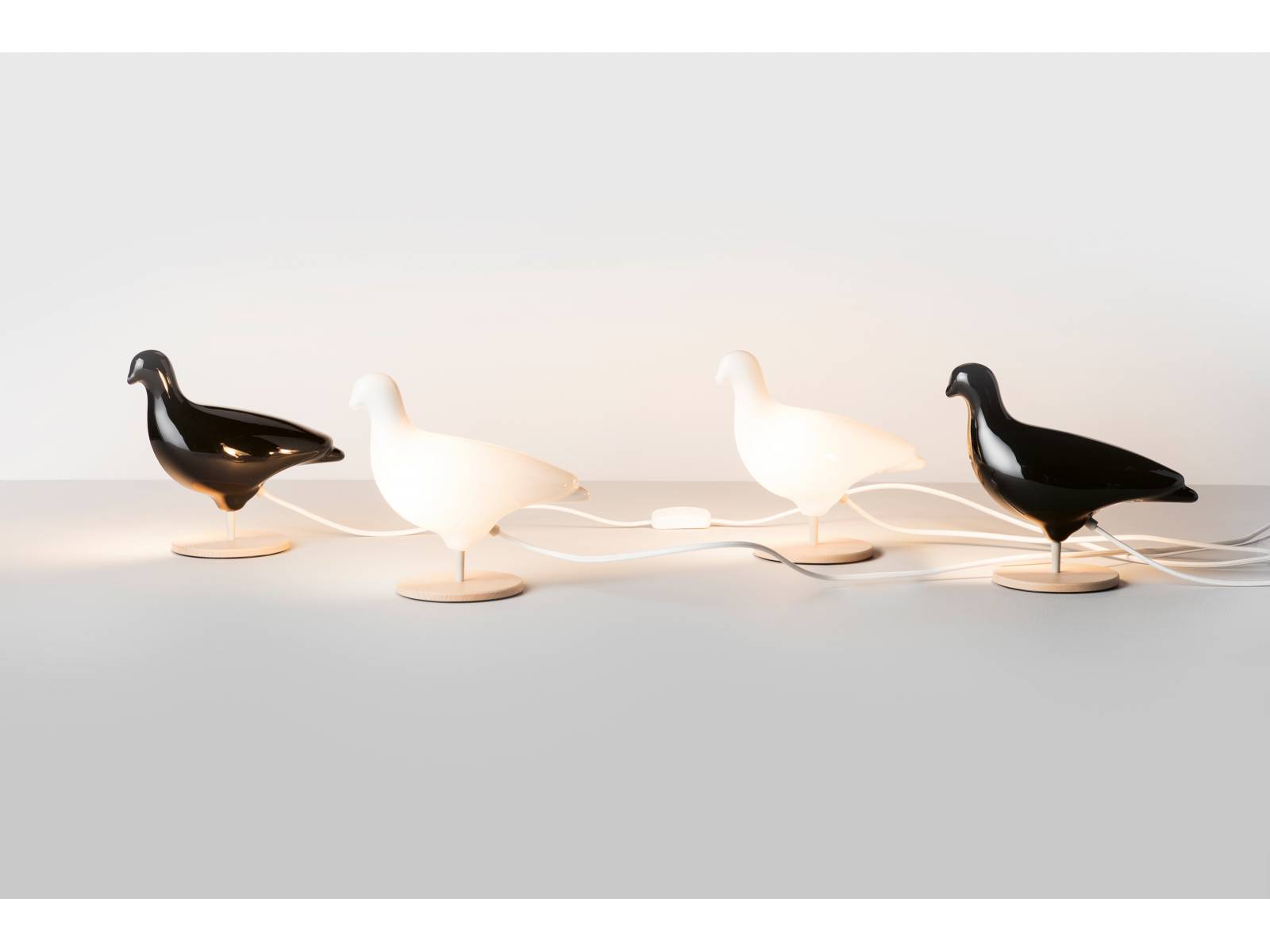 Rund 20 Jahre nachdem die kultige Glasleuchte erstmals auf den Markt kam, legt sie der britische Hersteller neu auf. Ursprünglich entworfen als alternatives Souvenir für London, wurde das «Pigeon Light» schnell zum Bestseller, der bis weltweit in Design- und Museumsgeschäften verkauft wird. Design von Ed Carpenter. Very Good & Proper.