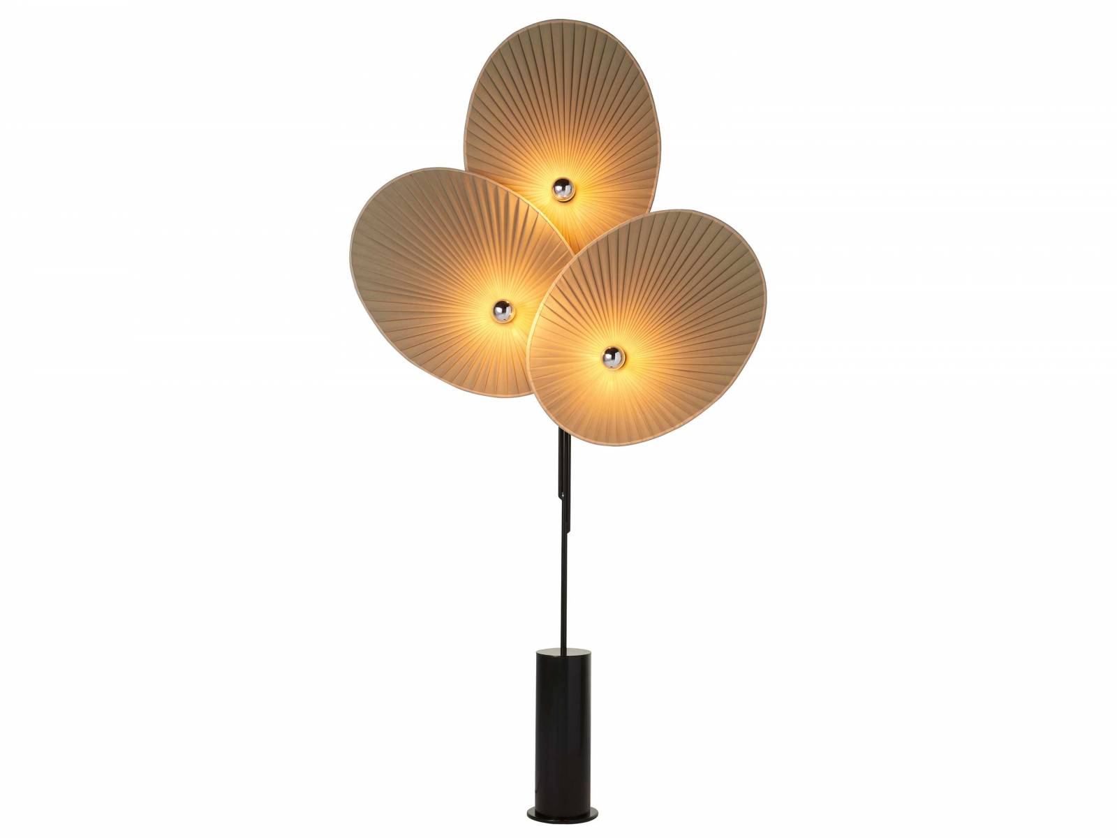 Drei handgefaltete Fächer, aufgefaltet wie zu einer Blüte, werden zum Lampenschirm der Stehleuchte «Unfold». Neu gibt es den Schirm zusätzlich zu den Farben Schwarz und Weiss auch in Indigo und Khaki. Design: Alexandre Dubreuil. ROCHE BOBOIS.