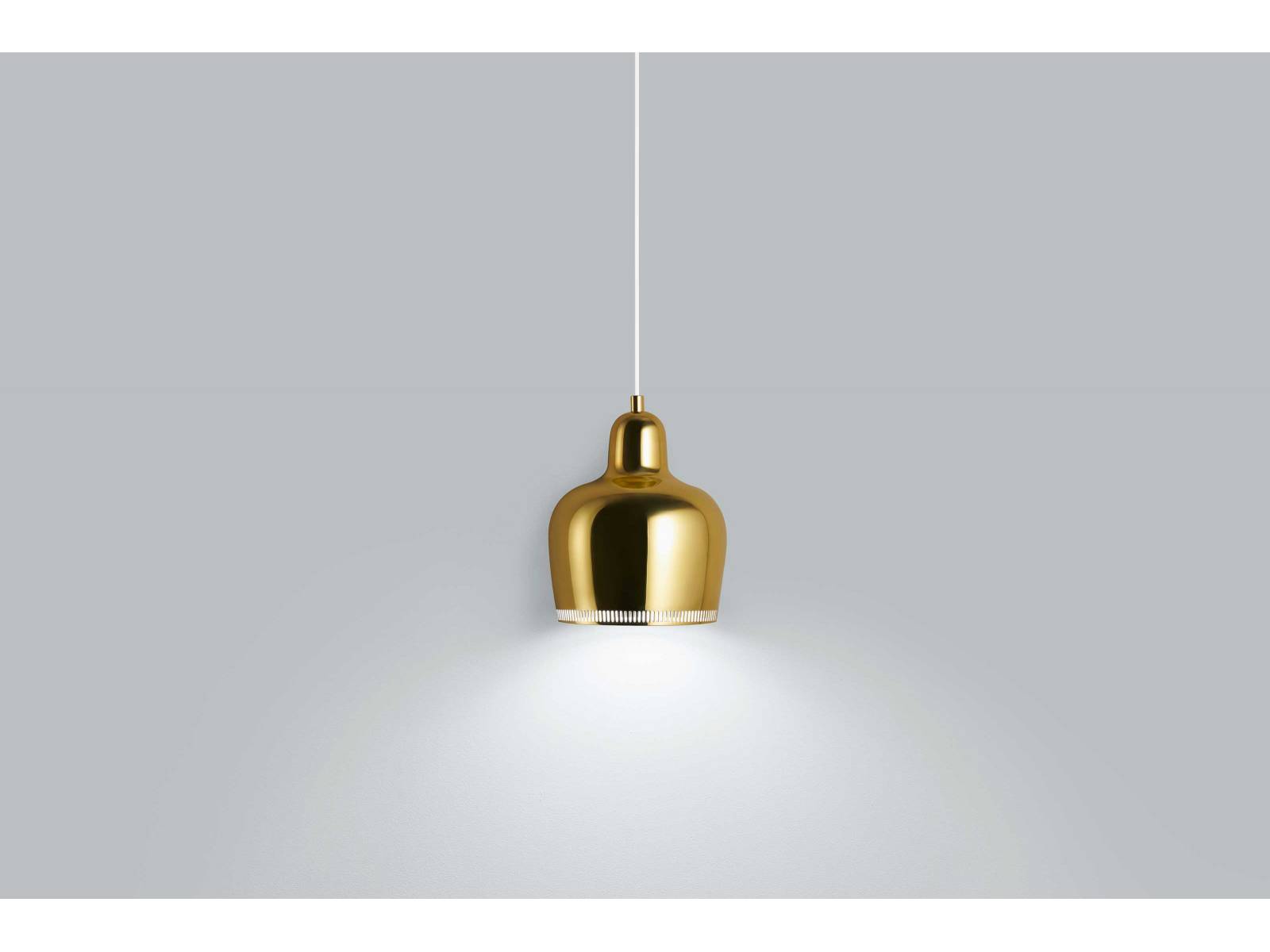 Man sieht ihr das Alter nicht an, obwohl die «Golden Bell» bereits 1937 von Alvar Alto kreiert wurde. Ursprünglich für das Restaurant The Savoy in Helsinki gestaltet, wurde sie im selben Jahr im finnischen Pavillon der Weltausstellung in Paris ausgestellt. Damals wie heute überzeugt die Leuchte mit ihrer Eleganz. ARTEK.