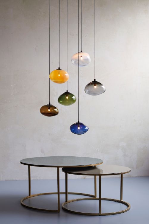 Das Berliner Designlabel hat mit «Starglow» Lichtobjekte aus Glas entworfen, die scheinbar schwerelos im Raum schweben und in einem Cluster aus drei, sechs, zehn oder 13 Leuchten sowie in acht Farben zum Eyecatcher werden. Eloa.