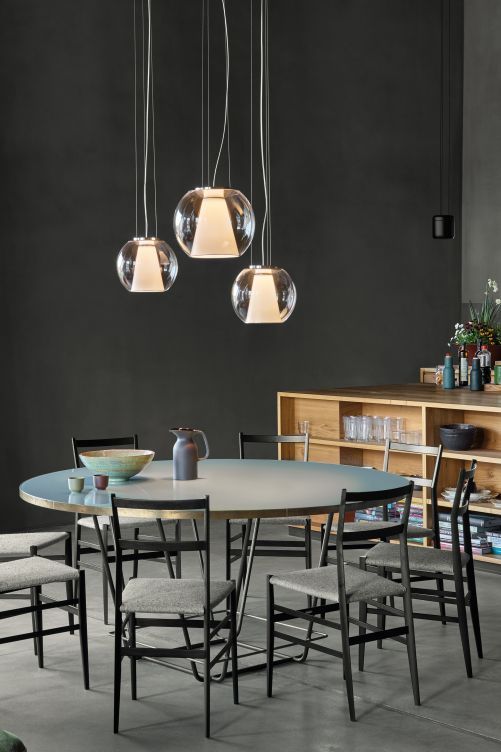 Bei der Hängeleuchte «Draft» der Firma Serien Lighting werden zwei geometrische Formen miteinander kombiniert; innerhalb der transparenten, mundgeblasenen Kugel befindet sich ein matter, konischer Innenreflektor, der für ein weich gestreutes Raumlicht sorgt. Zusätzlich bestrahlt das nach unten gerichtete Licht die Flächen gleichmässig. Lichtteam.