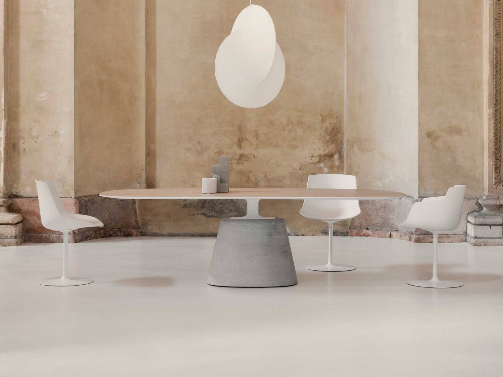 «Maxi» heisst das neue Mitglied der «Rock Table»-Familie und zeichnet sich durch eine rechteckige Platte mit abgerundeten Ecken aus. Der Betonsockel trägt eine neue, leichte Holzplatte oder eine in lackiertem Beton beziehungsweise Zement. MDFITALIA.COM