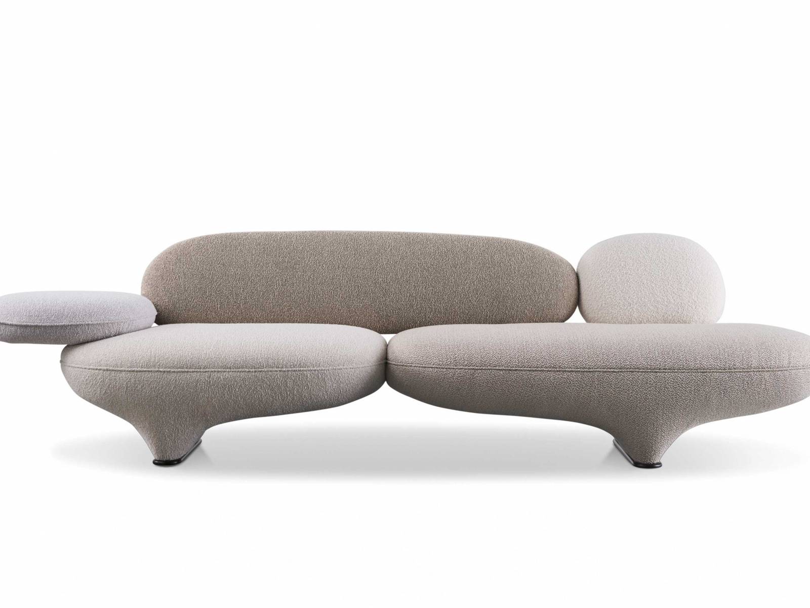 Josef Hoffmanns Schmuckstücke aus der Zeit der Wiener Werkstätte waren Inspirationsquelle für Luca Nichettos Sofa «Figure». Entstanden ist ein echtes Statement Piece, das eine organische, skulpturale Ästhetik besitzt. Der integrierte Taschenfederkern macht das Sitzmöbel so bequem, wie man es von dem österreichischen Hersteller kennt. WITTMANN.AT