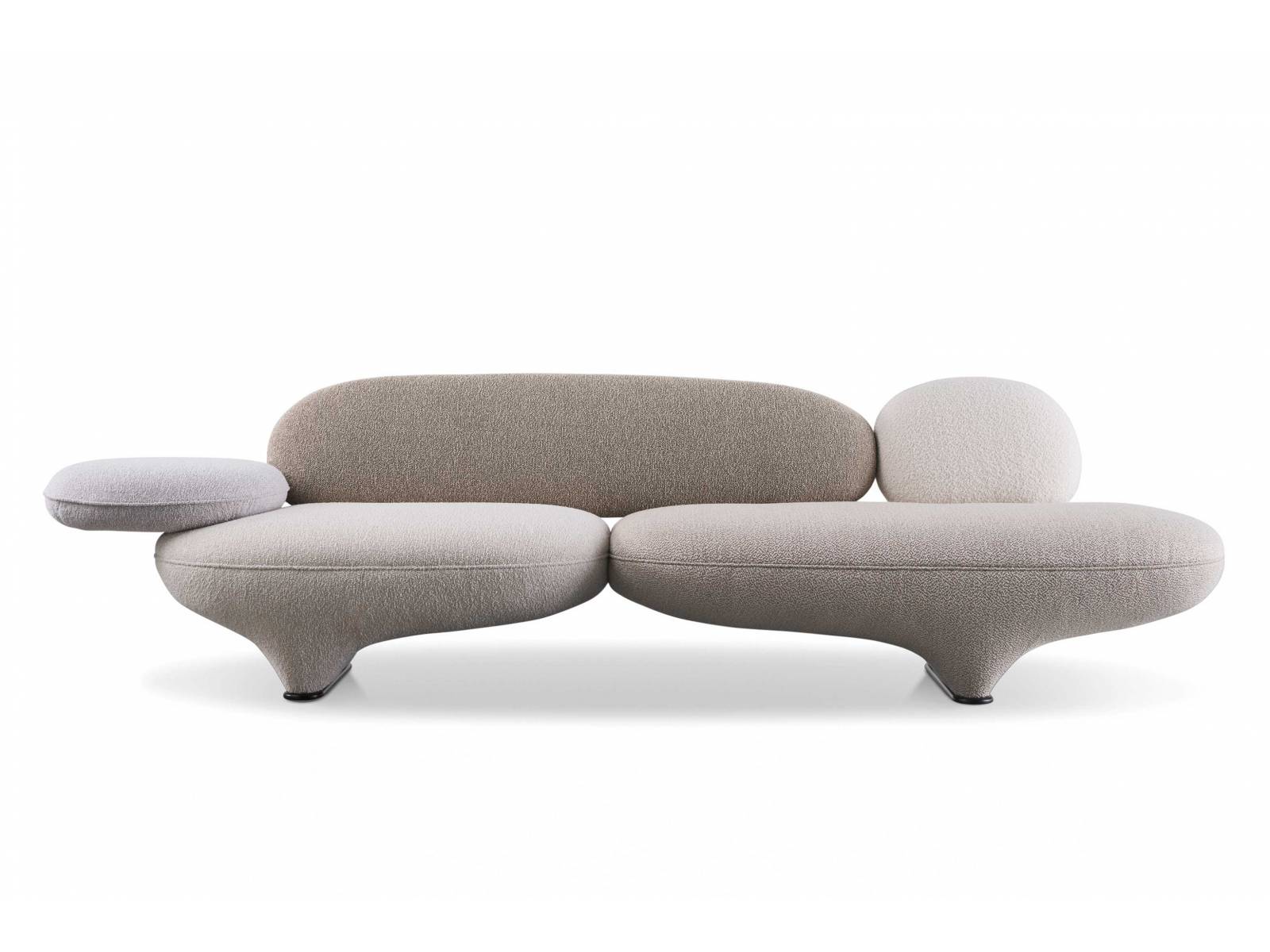 Josef Hoffmanns Schmuckstücke aus der Zeit der Wiener Werkstätte waren Inspirationsquelle für Luca Nichettos Sofa «Figure». Entstanden ist ein echtes Statement Piece, das eine organische, skulpturale Ästhetik besitzt. Der integrierte Taschenfederkern macht das Sitzmöbel so bequem, wie man es von dem österreichischen Hersteller kennt. WITTMANN.AT