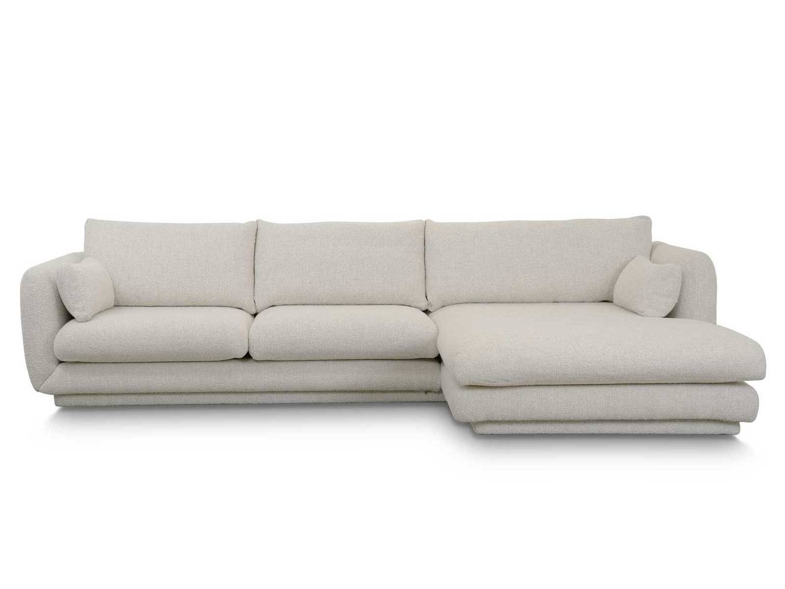 «Bloom» löst die Symmetrie auf. Die neue Chaiselongue-Variante verlängert das vertraute Volumen und schafft mehr Raum zum Zurück­lehnen. CANE-LINE.