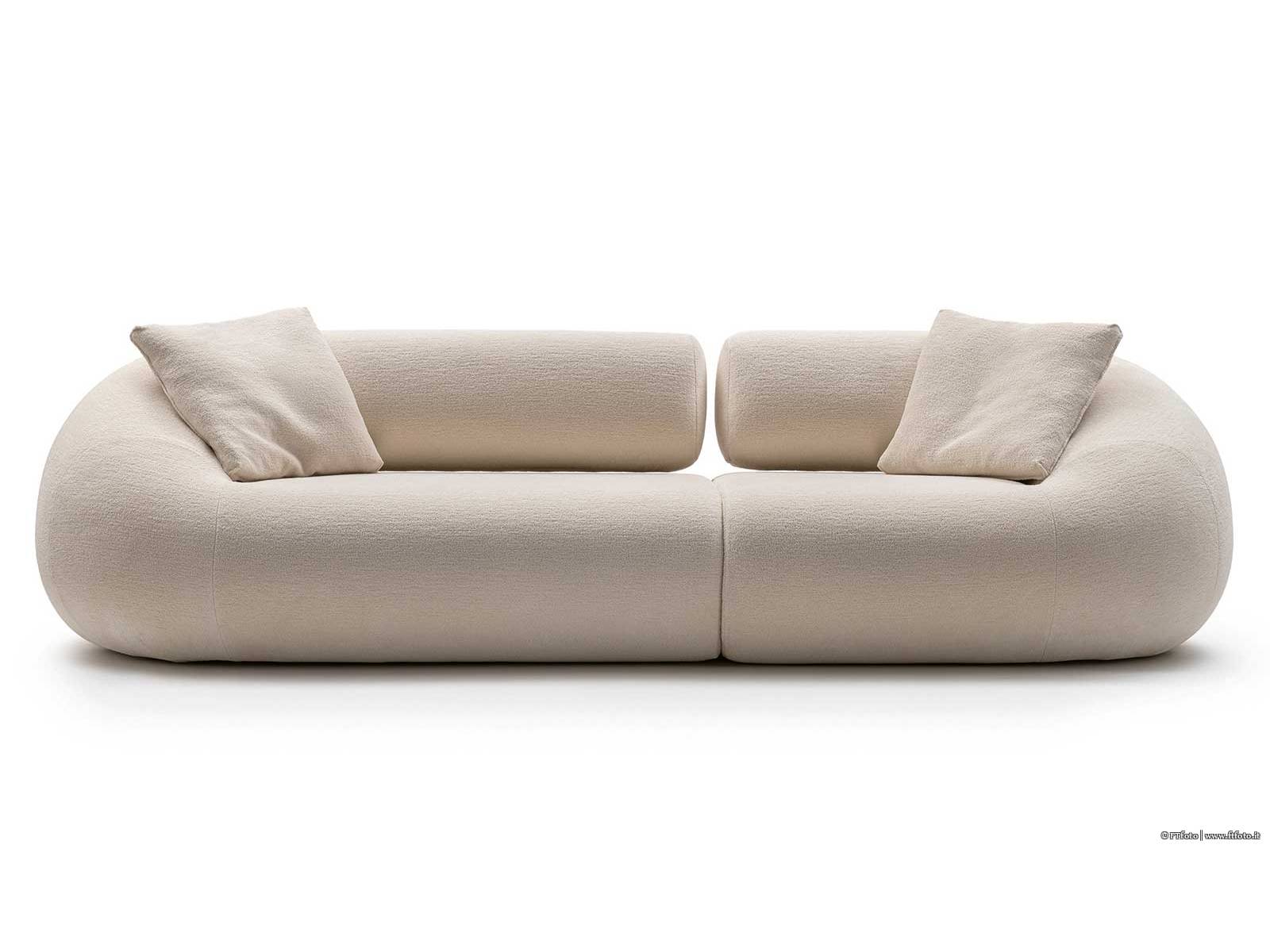 Klare und weiche Volumina prägen das Sofa «Evolis Next». Massimo Castagna gestaltete ein Möbelstück, das durch eine Konstruktion aus Metall und Holz getragen wird. Die Polster wirken grosszügig, bleiben dabei aber fein proportioniert. GALLOTTI&RADICE.