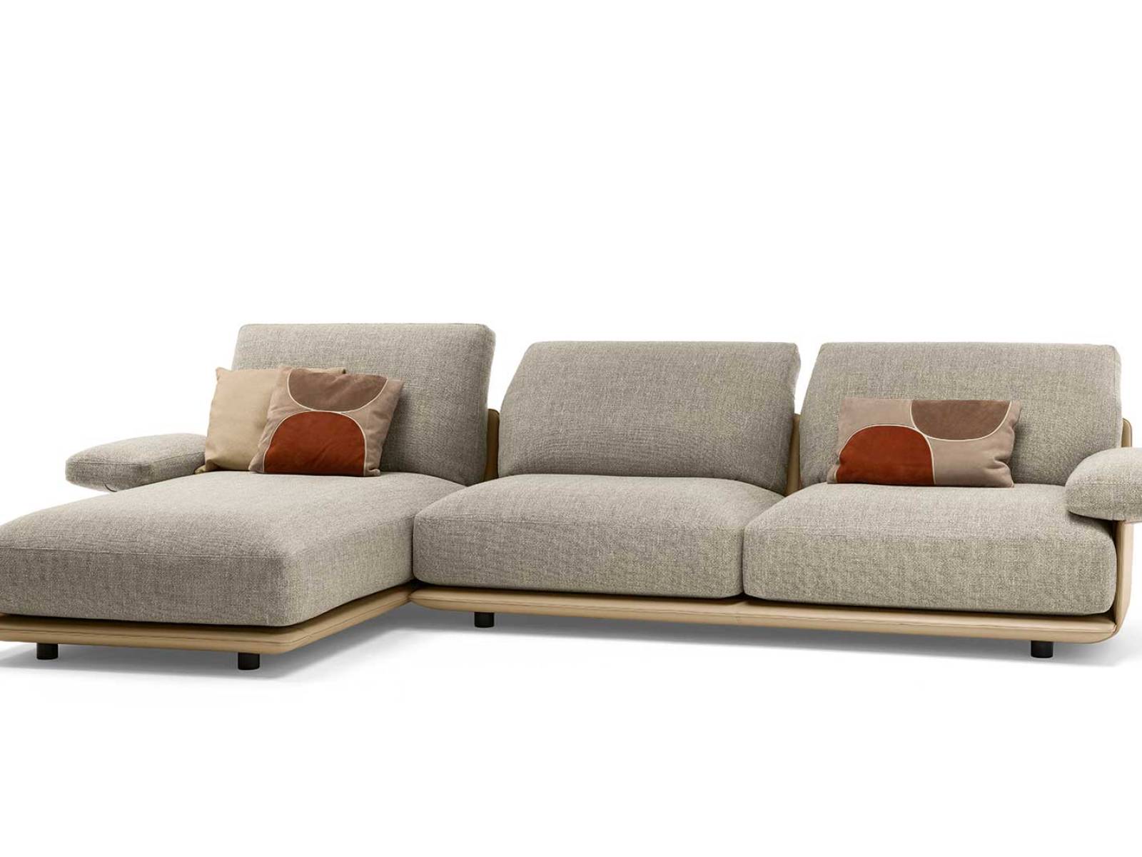«Blisscape» kombiniert grosszügige Polster mit einem integrierten Mechanismus in den Rückenkissen, der sich der Körperhaltung anpasst. Das modulare Sofa von Ludovica Serafini und Roberto Palomba ruht auf einer schwebend wirkenden Lederbasis. POLTRONA FRAU.