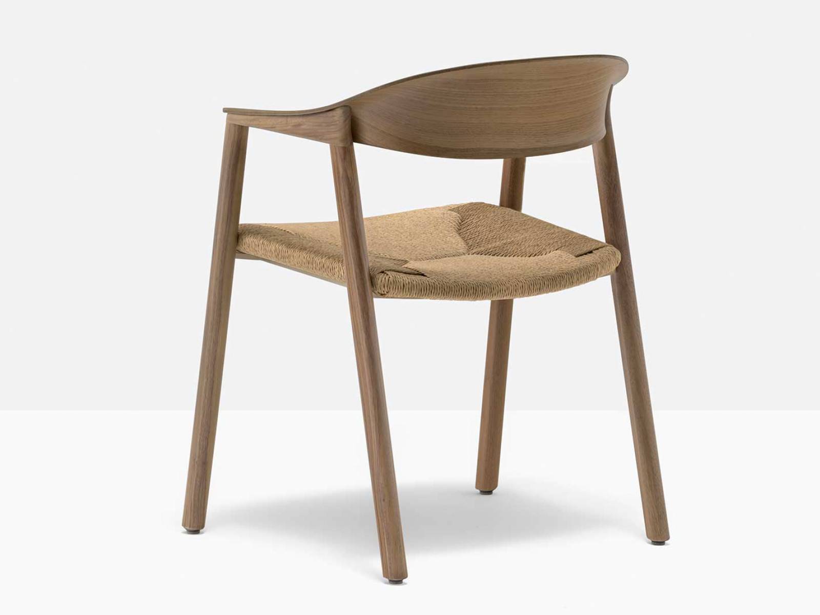 Der Sessel «Héra Straw 2864» von Patrick Jouin verkörpert natürliche Leichtigkeit. Die Sitzfläche aus geflochtener Zellulose-Kordel ergibt mit der ergonomisch geformten Rückenlehne aus amerikanischem Nussbaum oder Esche eine elegante Gesamterscheinung. PEDRALI.