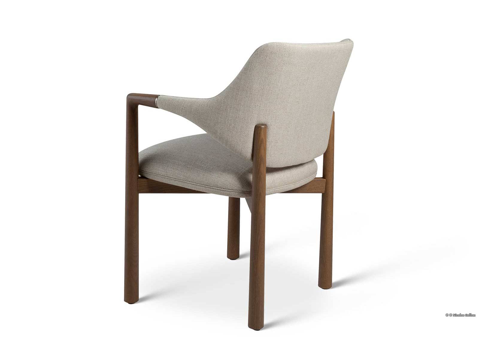 Weiche Linien und die schmeichelnde Haptik hochwertiger Materialien verbinden sich beim Dining-Stuhl «Elanta Bridge» von Patrick Norguet zu einem ausdrucksstarken Design. Dabei werden die feinen Rundungen von Paspeln akzentuiert, wahlweise kontrastierend oder Ton-in-Ton. ROCHE BOBOIS.