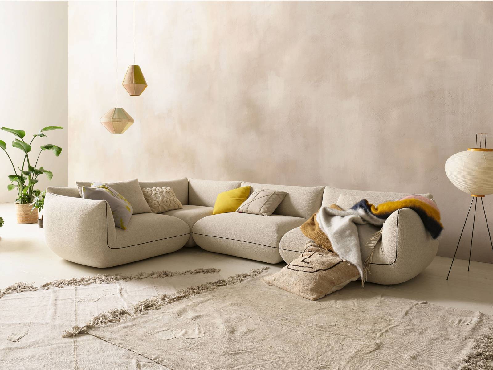 Die orientalische Traditionen des Sitzens und Ruhens dienten den Designern Jehs+Laub als Inspiration für «Jalis». Mit «Jalis21» kommt nun eine lässige  Weiterentwicklung des Sofaprogramms, die optisch betonte Konturen hat, weicher gepolstert ist und insgesamt mehr Volumen besitzt. Cor.