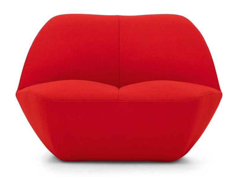 Marcel Wanders' «Kisss Lounge Chair» küsst die Grenzen zwischen Kunst und Möbeldesign weg und lässt Salvador Dalís Lippen-Sofa vor Neid erblassen. Seine verführerische Silhouette und die Möglichkeit, mehrere Sessel miteinander zu verbinden, machen ihn zu einem Blickfang mit künstlerischem Esprit. moooi.com