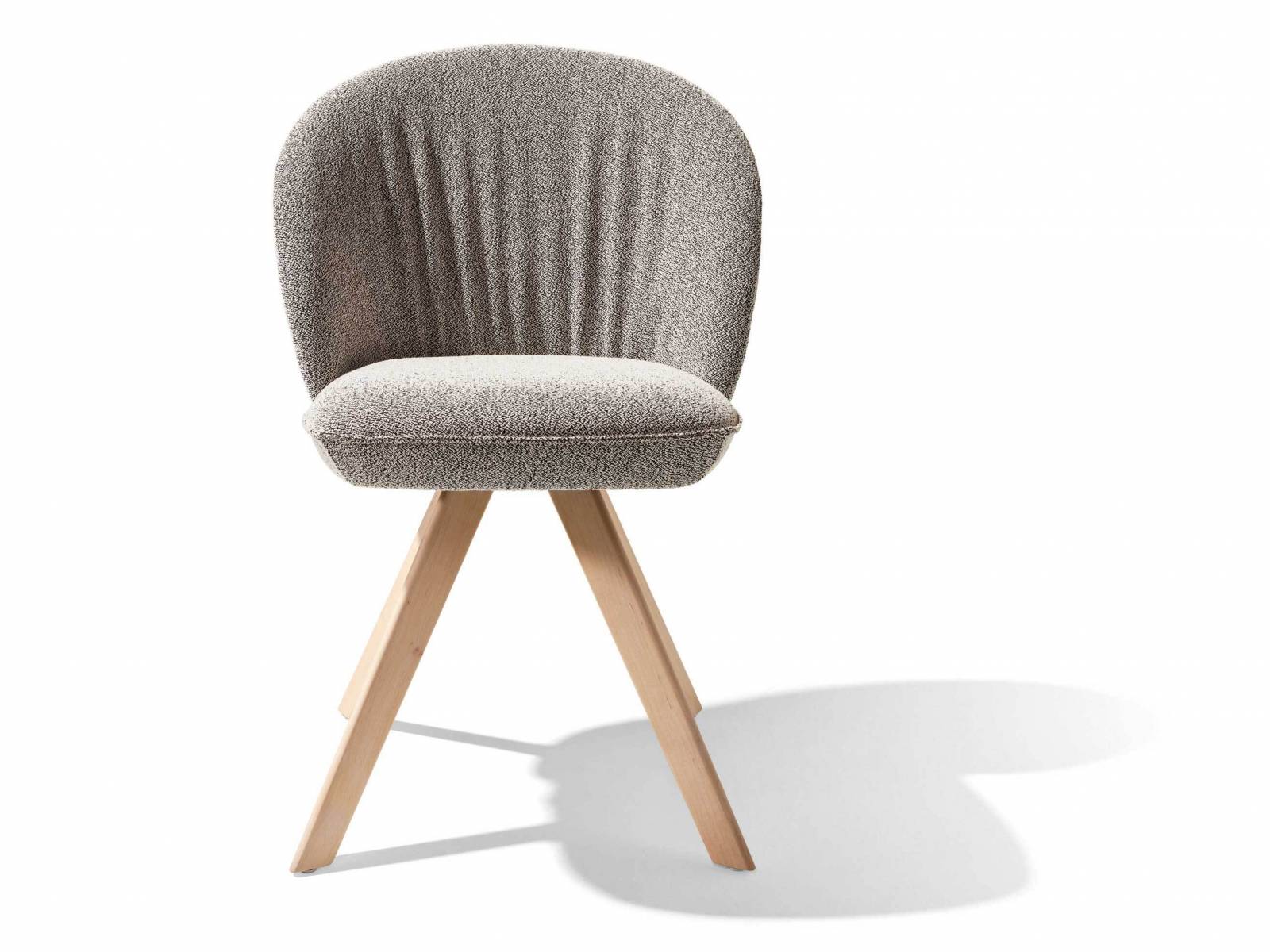 Hier klebt man gern mal an seinem Stuhl, denn das Drehkreuz von «Flor» aus weiss geölter Erle erlaubt mehr Bewegung im Sitzen. Neu ist auch der vegane Bezugsstoff aus 100 % Polyester Trevira Fasern. Sortenrein verarbeitet, kann das Material effizient und nachhaltig wiederverwendet werden. Design: This Weber. TEAM7.
