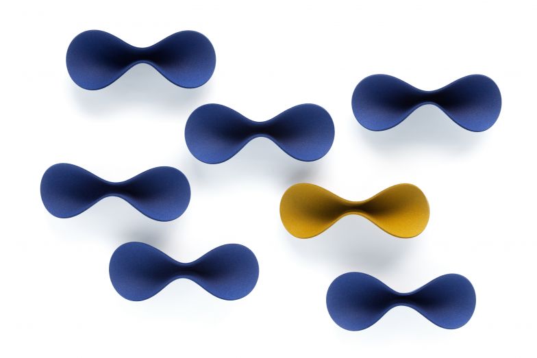 Blaue Akzente: «LOOP» ist ein Filzmodul mit der sich die Raumakustik verbessern lässt und mit dem sich individuelle Wandbilder gestalten lassen. Zur Montage wird eine Halterung aus Stahl an der Wand verschraubt. Der Filz kann ganz einfach eingeklemmt werden. HEY-SIGN.