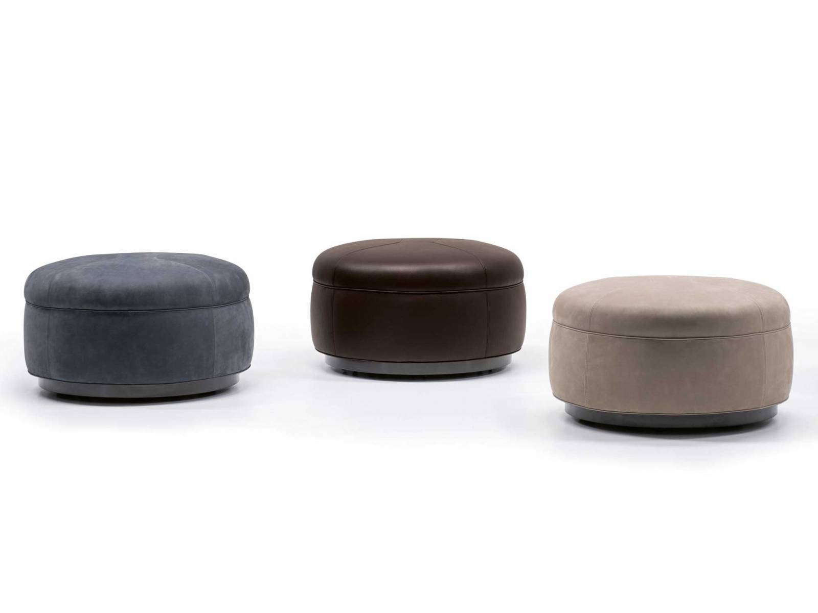 «Tuffet» macht sich als zeitgemässe Interpretation eines traditionellen marokkanischen Poufs nicht nur im Schlaf-, sondern auch im Wohnzimmer gut. Den komplett abnehmbaren Bezug aus Stoff oder Leder umläuft eine feine Steppnaht, die durchweg der Kurve der Sitzfläche folgt. Design: Rodolfo Dordoni. Minotti.